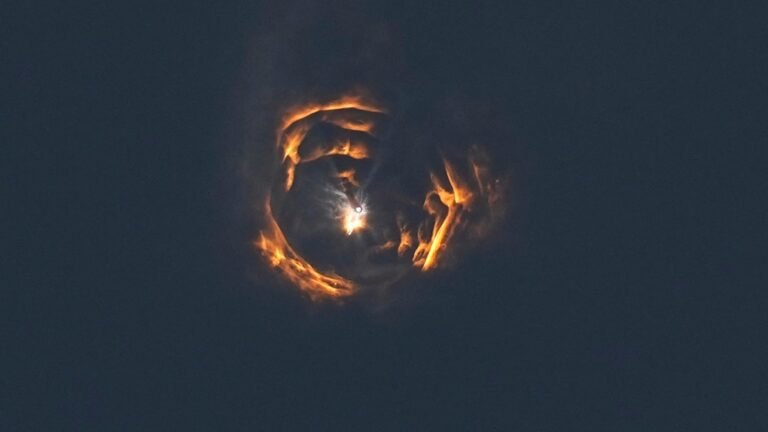 SpaceX launched its giant new rocket but explosions end the second test flight